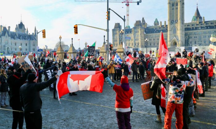 Manifestantes participan en las protestas de la Caravana de la Libertad contra las órdenes de vacunación y restricciones relacionadas con COVID-19 en Ottawa el 31 de enero de 2022. (Jonathan Ren/The Epoch Times)