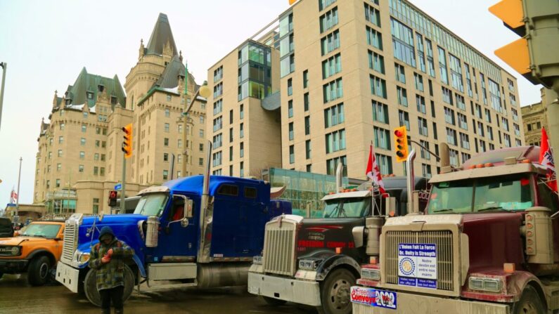 Camiones estacionados en el centro de Ottawa mientras los manifestantes siguen protestando contra los mandatos y las restricciones impuestas por el COVID-19 el 2 de febrero de 2022. (Jonathan Ren/The Epoch Times)