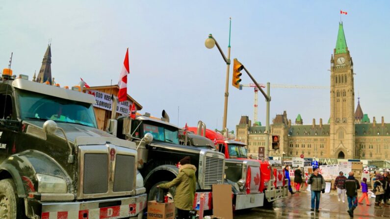Camiones aparcados en el centro de Ottawa mientras los manifestantes siguen protestando por las órdenes y restricciones de la COVID-19 el 2 de febrero de 2022. (Jonathan Ren/The Epoch Times)
