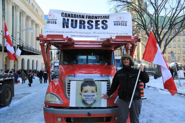 Manifestantes se reúnen ante el Parlamento en Ottawa para protestar contra los mandatos y restricciones de la COVID-19 el 5 de febrero de 2022. (Jonathan Ren/The Epoch Times)