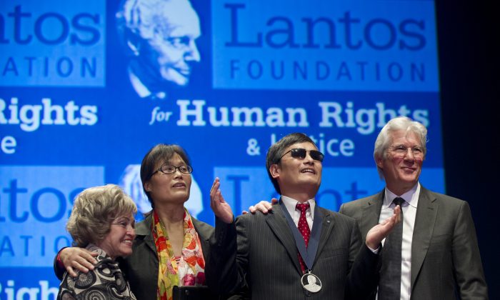 Richard Gere entrega al activista chino de derechos humanos Chen Guangcheng el Premio de Derechos Humanos Tom Lantos, Capitolio de EE. UU., Washington, DC, el 29 de enero de 2013. (Saul Loeb/AFP/Getty Images)