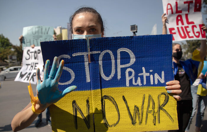 Decenas de ucranianos radicados en México, participan en una protesta pacífica para rechazar las agresiones de Rusia a su país, este jueves, en el exterior de la embajada rusa en Ciudad de México, México. (EFE/ Isaac Esquivel)