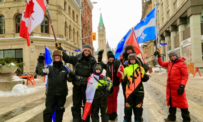 Los manifestantes protestan contra los mandatos y las restricciones contra COVID-19 en Ottawa, el 6 de febrero de 2022. (Jonathan Ren/The Epoch Times)