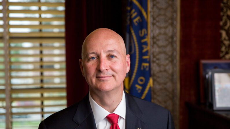 El gobernador de Nebraska, Pete Ricketts, en junio de 2021. (Petr Svab/The Epoch Times)