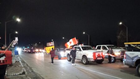 Sigue bloqueo al más transitado cruce entre Canadá y EE.UU. en protesta por mandatos contra el COVID-19