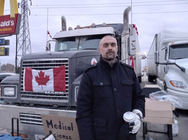 El camionero Kade Dubai participa en el bloqueo junto al puente Ambassador en Windsor, Ontario, el 10 de febrero de 2022. (Lisa Lin/The Epoch Times)