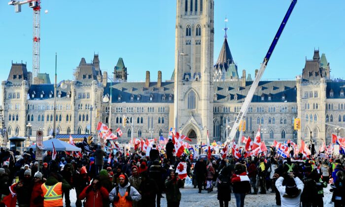 Los manifestantes protestan contra los mandatos y las restricciones contra COVID-19 en Ottawa, el 6 de febrero de 2022. (Jonathan Ren/The Epoch Times)