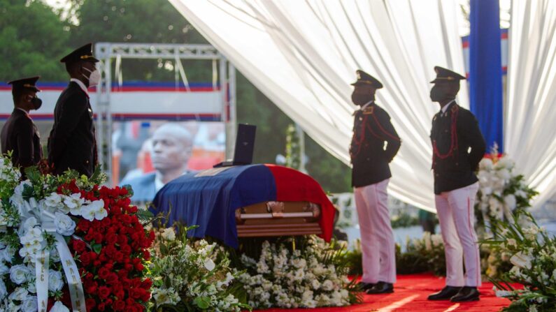 Soldados custodian el féretro con el cuerpo del presidente Jovenel Moise (pantalla) durante su ceremonia fúnebre en Cap-Haitien (Haití), en una fotografía de archivo. EFE/Jean Marc Hervé Abélard

