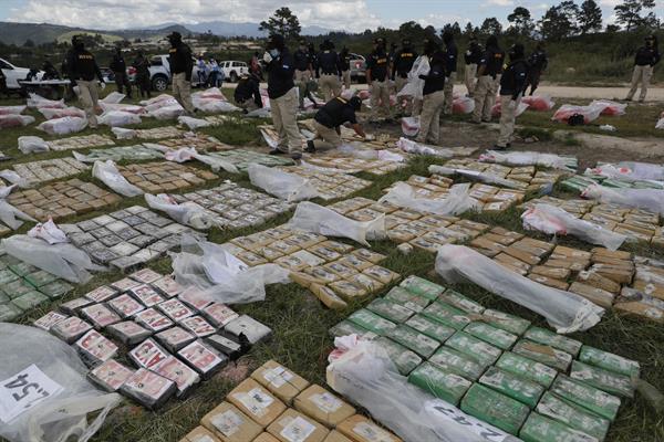 Agentes hondureños preparan la quema de cocaína incautada, en el complejo de la Policía Militar en Las Casitas, al sudeste de Tegucigalpa (Honduras). EFE/ Gustavo Amador
