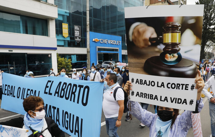 Miles de personas salieron este domingo a las calles de Bogotá para manifestar su rechazo a la decisión que tomó el lunes pasado la Corte Constitucional para despenalizar el aborto hasta las 24 semanas y pedir al alto tribunal revertir la decisión. EFE/Carlos Ortega