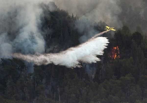 Vista de una operación para contener un incendio en Argentina, en una fotografía de archivo. EFE/TELAM/Roberto Campos
