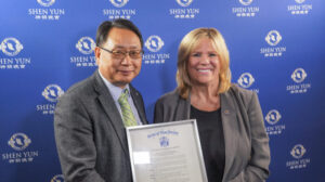 Shen Yun recibe distinción de la asambleísta Carol Murphy