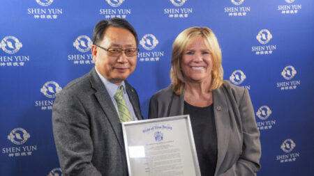 Shen Yun recibe distinción de la asambleísta Carol Murphy