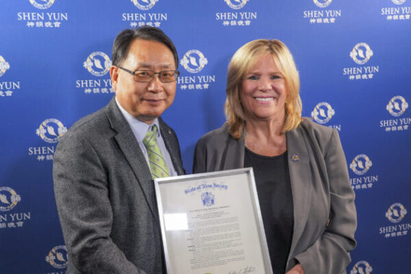 Shen Yun recibe distinción de la asambleísta Carol Murphy