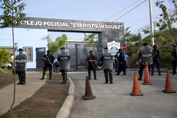 Agentes antidisturbios en las afueras de la Dirección de Auxilio Judicial Complejo Policial Evaristo Vásquez, en Managua (Nicaragua), el 23 de junio de 2021. EFE/Jorge Torres 
