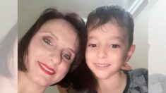 Mamá brasileña con parálisis desarrolla increíble habilidad con la boca para cuidar a hijo con autismo