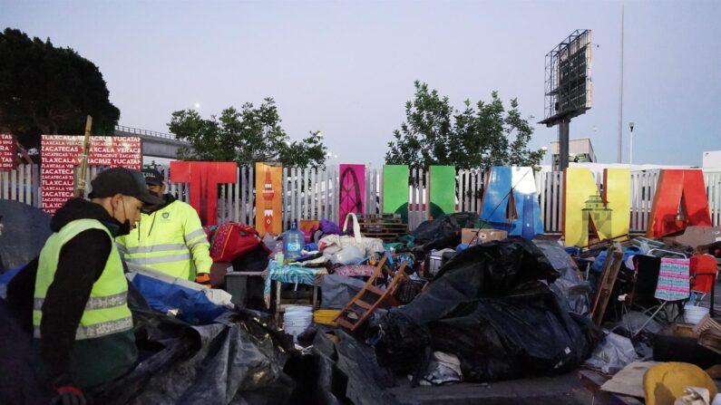 Autoridades limpian la zona donde permanecían migrantes que fueron desalojados, hoy, en Tijuana (México). EFE/ Joebeth Terriquez
