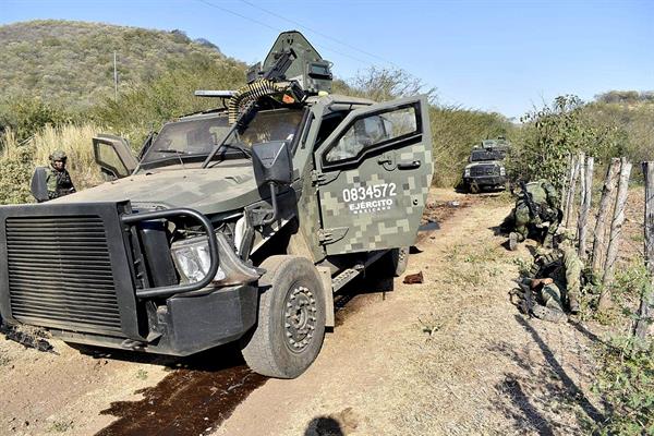 Fotografía cedida de un convoy militar atacado en la ciudad de Apatzingán, estado de Michoacán (México), el 31 de enero de 2022. EFE/ Secretaría de la Defensa Nacional