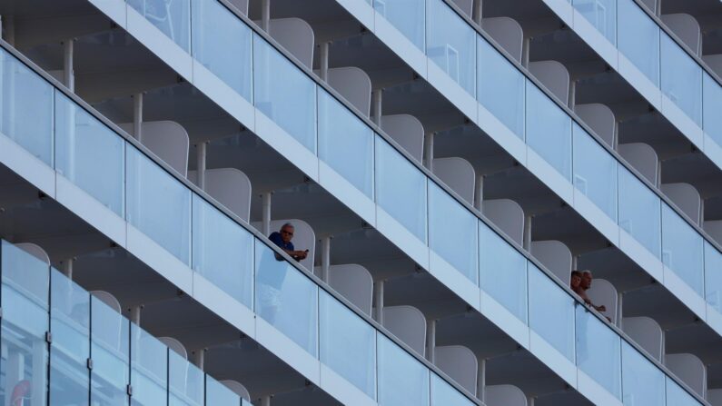 Fotografía de archivo de un crucero que llega al puerto de Miami. EFE/ Thais Llorca
