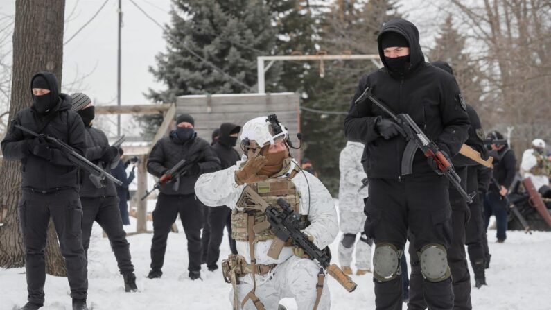 Los ucranianos asisten a un entrenamiento militar abierto para civiles en un campo de entrenamiento en Kiev, Ucrania, el 6 de febrero de 2022. EFE/EPA/SERGEY DOLZHENKO
