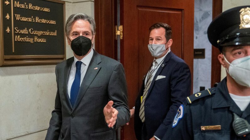 El Secretario de Estado de los Estados Unidos, Antony Blinken, durante un descanso en la sesión informativa a puerta cerrada para los senadores de los Comités de Servicios Armados del Senado y relaciones exteriores del Senado sobre la "política de los Estados Unidos sobre Afganistán" en el Capitolio de los Estados Unidos en Washington, DC, EE. UU., 02 de febrero de 2022. EFE/EPA/SHAWN THEW
