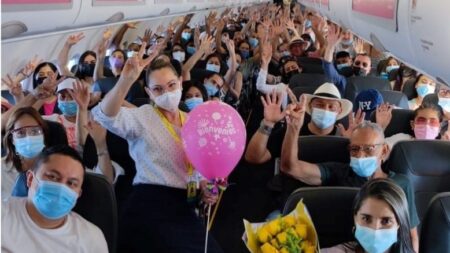 Azafata colombiana vuelve a volar tras 5 años de lucha contra el cáncer: «Siento que volví a nacer»