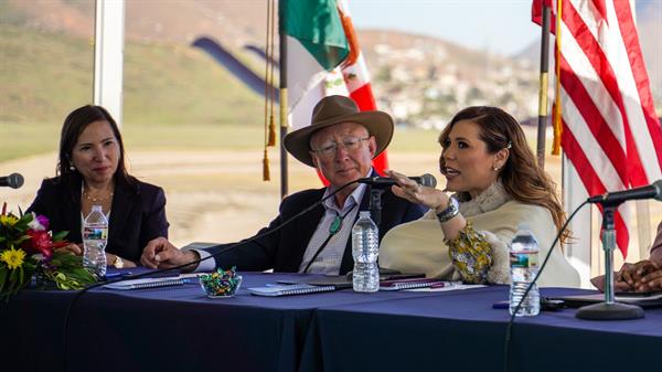 La gobernadora de Baja California, Marina del Pilar Olmedo (d), habla junto al embajador de Estados Unidos en México, Ken Salazar (c), y la vicegobernadora de California, Eleni Kounalakis, durante un acto en el futuro sitio del puerto de entrada este de Otay Mesa en San Diego, California, el 15 de febrero de 2022. (EE.UU). EFE/Manuel Ocaño
