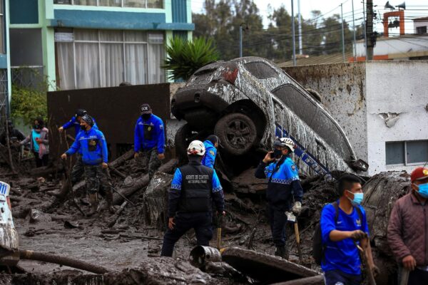 Vista de vehículos destruidos hoy sobre el lodo ocasionado por las lluvias del día anterior, que afectó algunos barrios del oeste de Quito (Ecuador). EFE/José Jácome