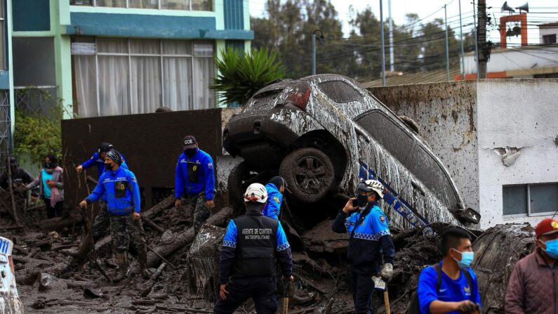 Vista de vehículos destruidos sobre el lodo ocasionado por las lluvias en el oeste de Quito (Ecuador), en una fotografía de archivo. EFE/José Jácome