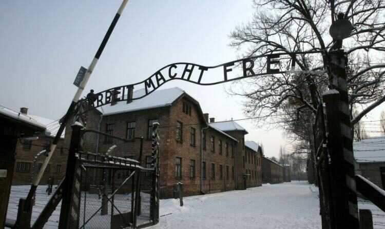 El infame cartel "Arbeit Macht Frei" del campo de concentración de Auschwitz fue devuelto al museo del campo. (Jacek Bednarczyk/AFP/Getty Images)