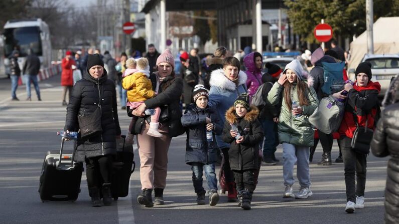 Los refugiados ucranianos pasan por el puesto fronterizo rumano-ucraniano de Siret, en el norte de Rumanía, el 26 de febrero de 2022.(EFE/EPA/ROBERT GHEMENT)