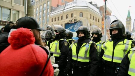 Abogados preocupados por amenaza de policía de Ottawa de procesar a «involucrados en esta protesta»