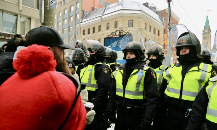 La policía confronta a los manifestantes en Ottawa, el 19 de febrero de 2022. (Jonathan Ren/The Epoch Times)