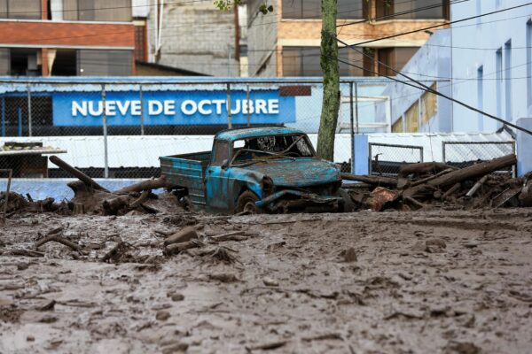 Vista hoy del alud de lodo ocurrido el día anterior, que afectó algunos barrios del oeste de Quito (Ecuador). EFE/José Jácome