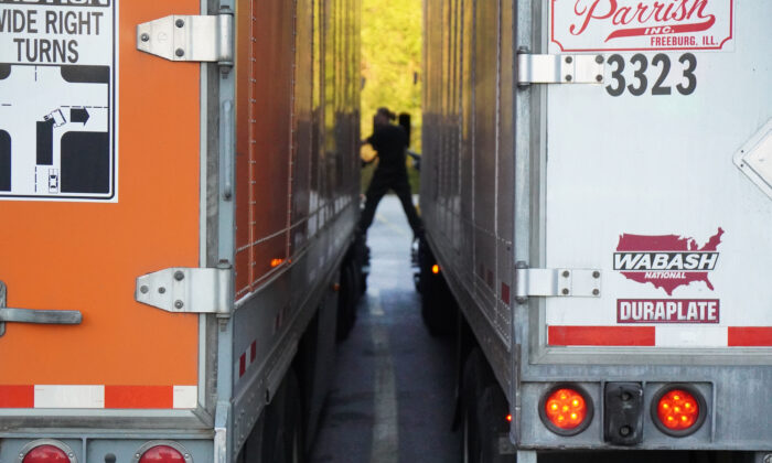 Una camionera se encuentra entre las plataformas mientras habla en la parada de camiones One9 en Wildwood, Georgia, el 18 de octubre de 2021. (Jackson Elliott/The Epoch Times)