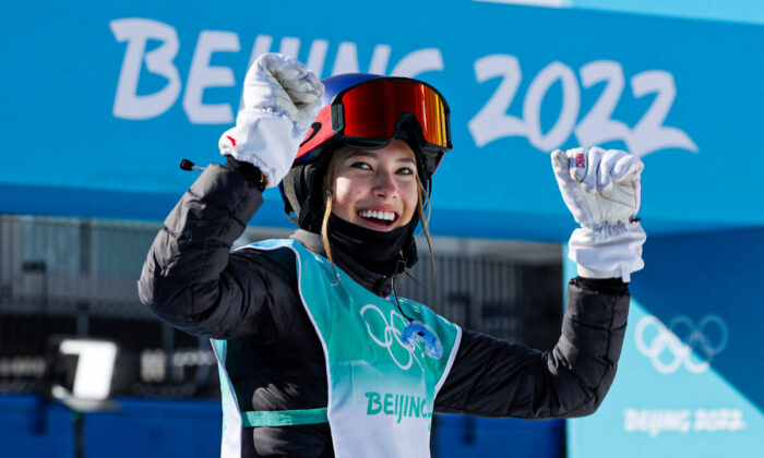 Ailing Eileen Gu, del equipo chino, reacciona después de su carrera durante la clasificación de esquí de estilo libre femenino en Big Air en el tercer día de los Juegos Olímpicos de Invierno de Beijing 2022 en Big Air Shougang en Beijing, China, el 7 de febrero de 2022. (Harry How/Getty Images)

