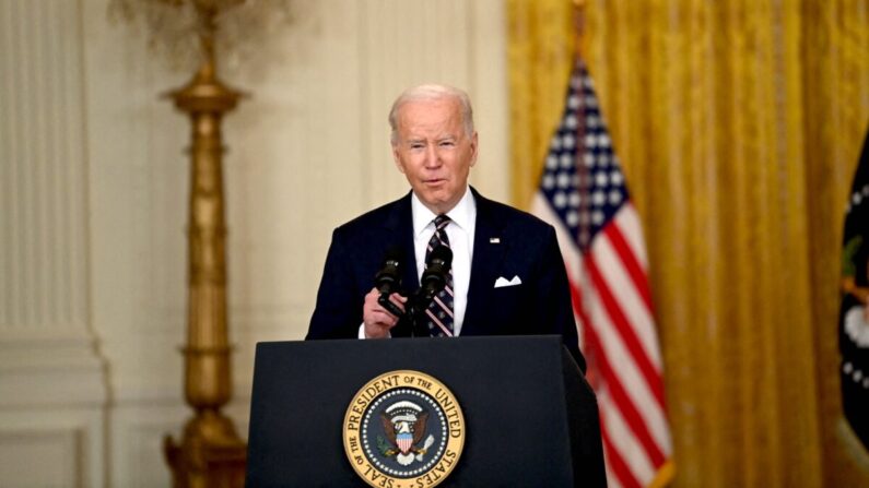 El presidente Joe Biden en la Sala Este de la Casa Blanca sobre la actividad militar rusa cerca de Ucrania, el 22 de febrero de 2022. (Brendan Smialowski/AFP vía Getty Images)