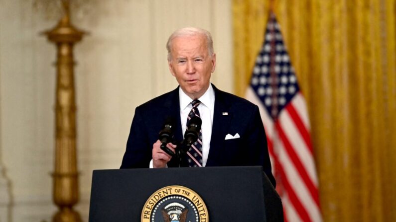 El presidente Joe Biden habla en la Sala Este de la Casa Blanca sobre la actividad militar rusa cerca de Ucrania, el 22 de febrero de 2022. (Brendan Smialowski/AFP vía Getty Images)