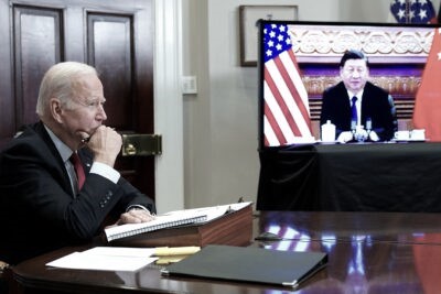 El presidente de Estados Unidos, Joe Biden, se reúne con el líder chino, Xi Jinping, durante una cumbre virtual desde la Sala Roosevelt de la Casa Blanca, en Washington, el 15 de noviembre de 2021. (Mandel Ngan/AFP vía Getty Images)
