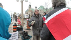 Medios guardan silencio sobre banderas comunistas en protestas a favor de confinamientos: Jason Kenney