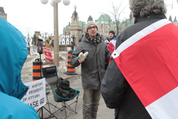 El residente local Bobby Smith les pidió a los manifestantes que abandonaran el sitio, en Ottawa, Canadá, el 11 de febrero de 2022. (Richard Moore/The Epoch Times)
