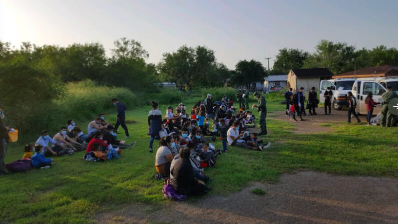 La Patrulla Fronteriza detiene a un grupo de 298 extranjeros ilegales en La Grulla, Texas, el 17 de julio de 2021. (CBP)