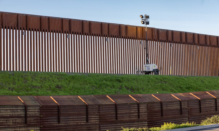 El muro fronterizo entre Estados Unidos y México visto desde un centro comercial en San Ysidro, California, el 28 de mayo de 2019. (John Fredricks/The Epoch Times)