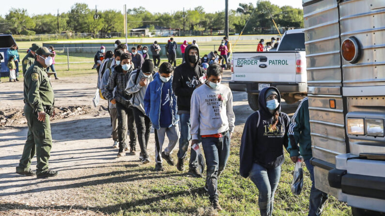 Agentes de la Patrulla Fronteriza detienen y transportan a inmigrantes ilegales que acaban de cruzar el río en La Joya, Texas, el 17 de noviembre de 2021. (Charlotte Cuthbertson/The Epoch Times)