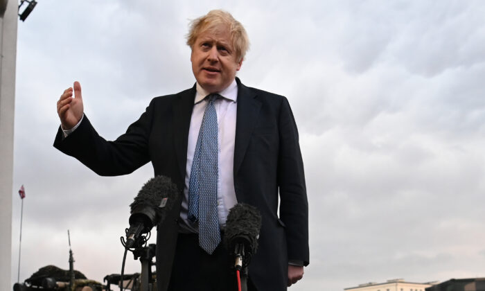 El primer ministro del Reino Unido Boris Johnson habla con la prensa durante una visita a la base militar Warszawska Brygada Pancerna en Varsovia (Polonia) el 10 de febrero de 2022. (Daniel Leal - Pool/Getty Images)