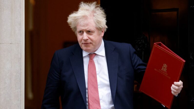El primer ministro británico Boris Johnson sale del número 10 de Downing Street en el centro de Londres el 21 de febrero de 2022. (Tolga Akmen /AFP vía Getty Images)