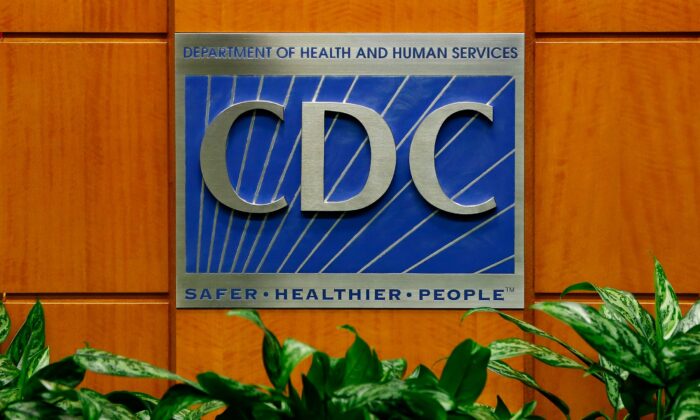 Un podio con el logo de los Centros de Control y Prevención de Enfermedades en el Centro de Comunicaciones Globales Tom Harkin en Atlanta, Georgia, el 5 de octubre de 2014. (Kevin C. Cox/Getty Images)