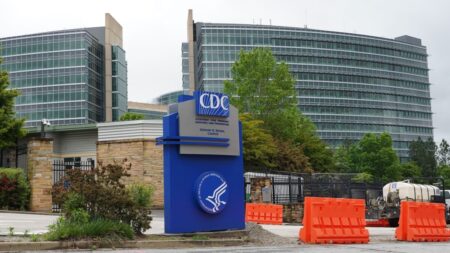 Cientos de miles de personas buscaron atención médica tras vacunarse contra COVID, dicen datos de CDC