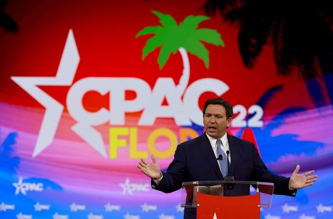 El gobernador de Florida, Ron DeSantis, habla en la Conferencia de Acción Política Conservadora (CPAC) en el complejo Rosen Shingle Creek en Orlando, Florida, el 24 de febrero de 2022. (Joe Raedle/Getty Images)