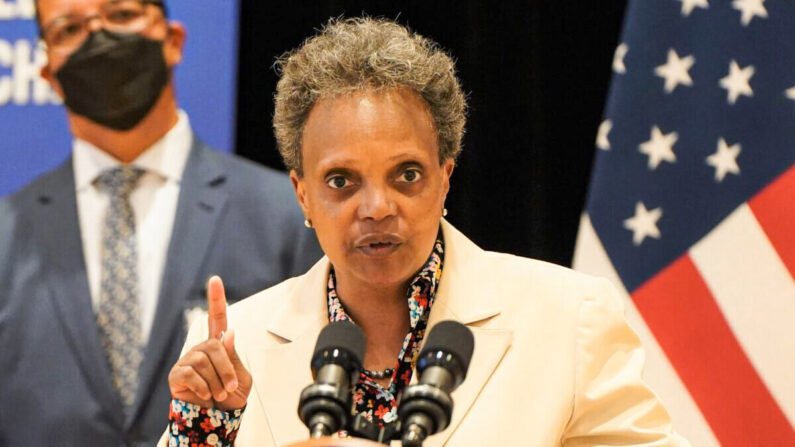 La alcaldesa de Chicago, Lori Lightfoot, habla durante una rueda de prensa en la Richardson Middle School de Chicago el 14 de junio de 2021. (Cara Ding/The Epoch Times)